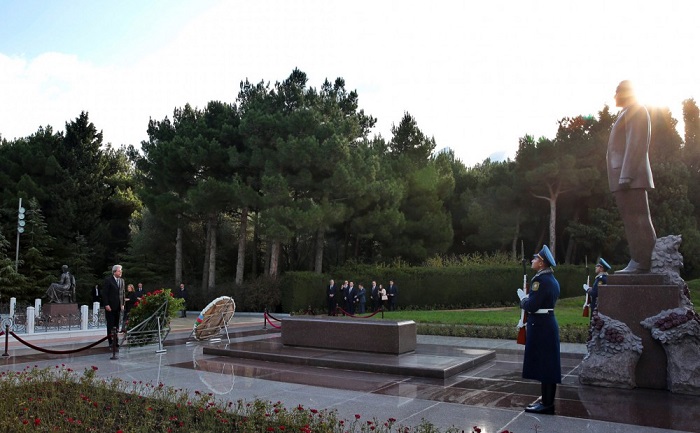 Italian Minister pays respect to national leader Heydar Aliyev and Azerbaijani martyrs 
